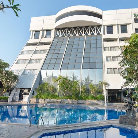 Lux Tychi Hotel Malang Exterior foto