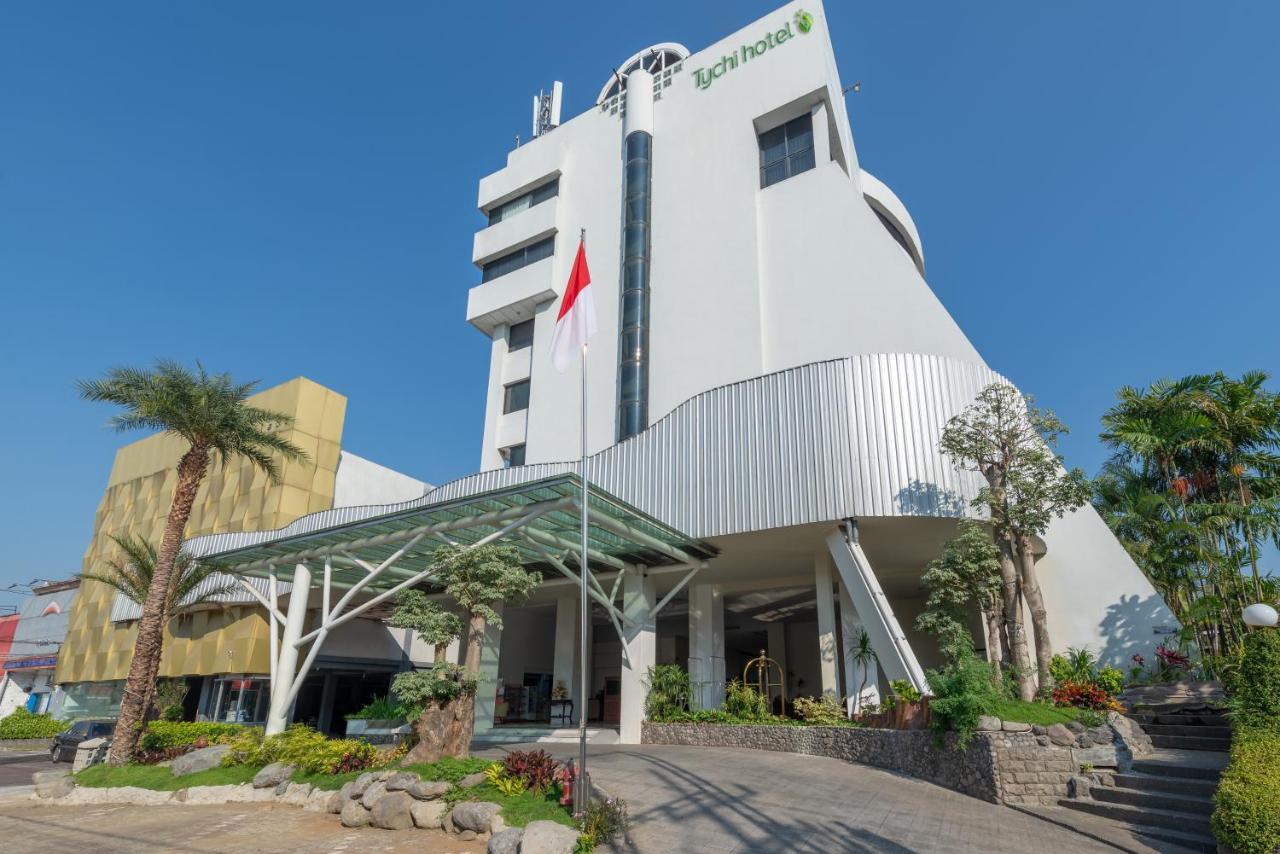 Lux Tychi Hotel Malang Exterior foto