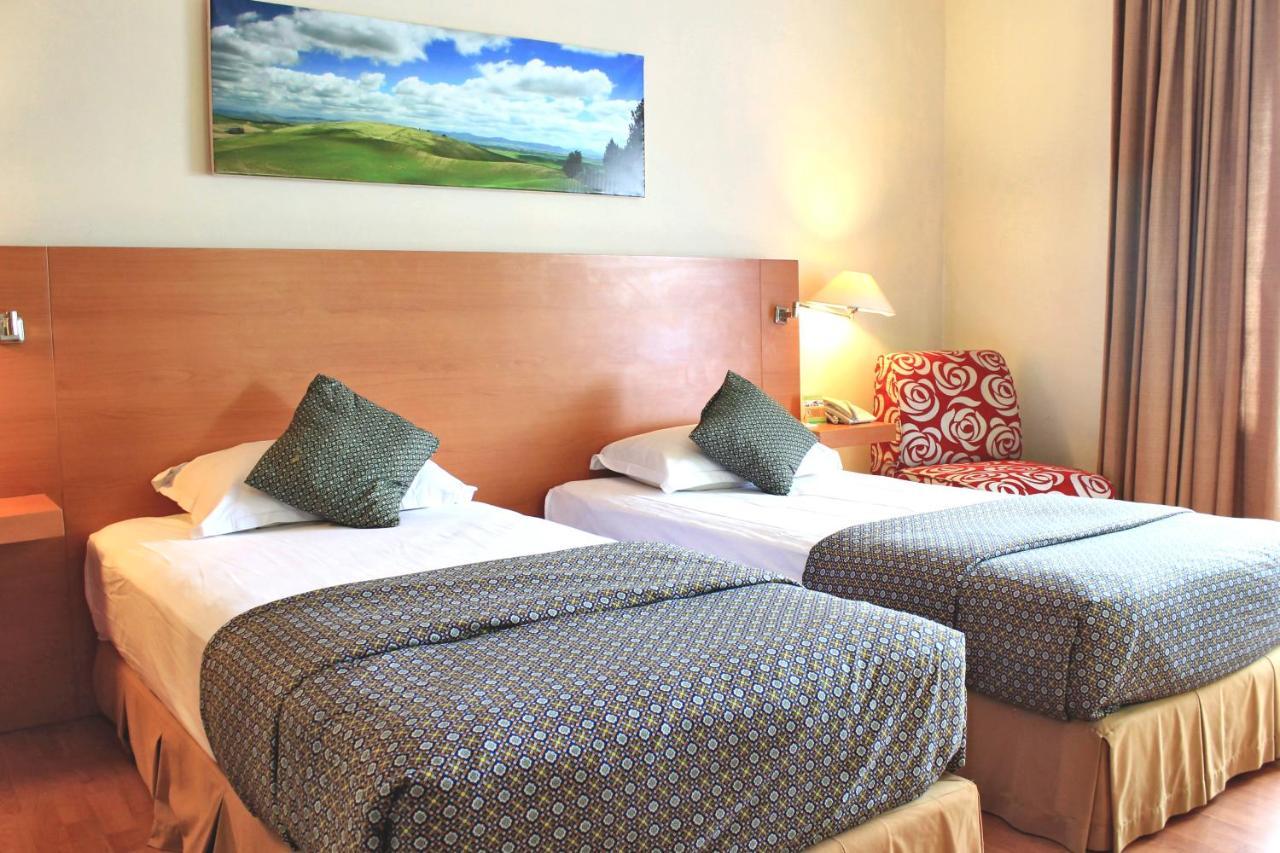 Lux Tychi Hotel Malang Exterior foto