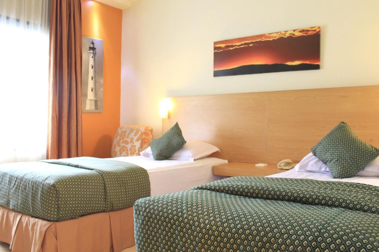 Lux Tychi Hotel Malang Exterior foto
