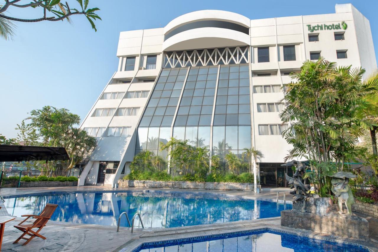 Lux Tychi Hotel Malang Exterior foto