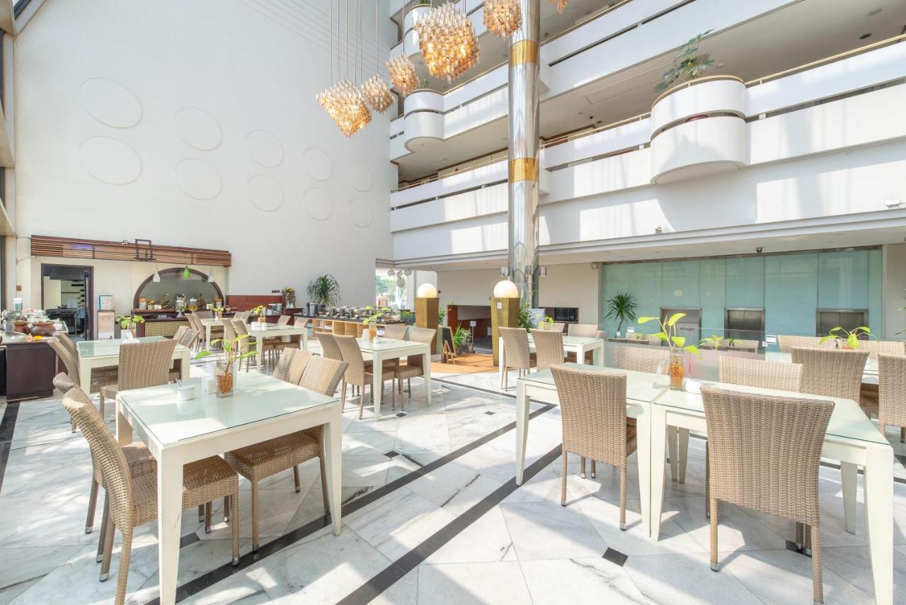 Lux Tychi Hotel Malang Exterior foto