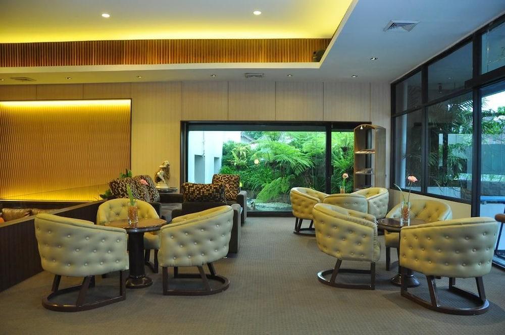 Lux Tychi Hotel Malang Exterior foto