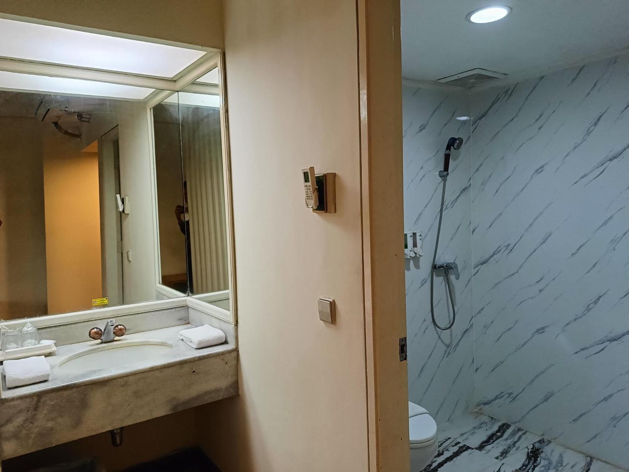 Lux Tychi Hotel Malang Exterior foto