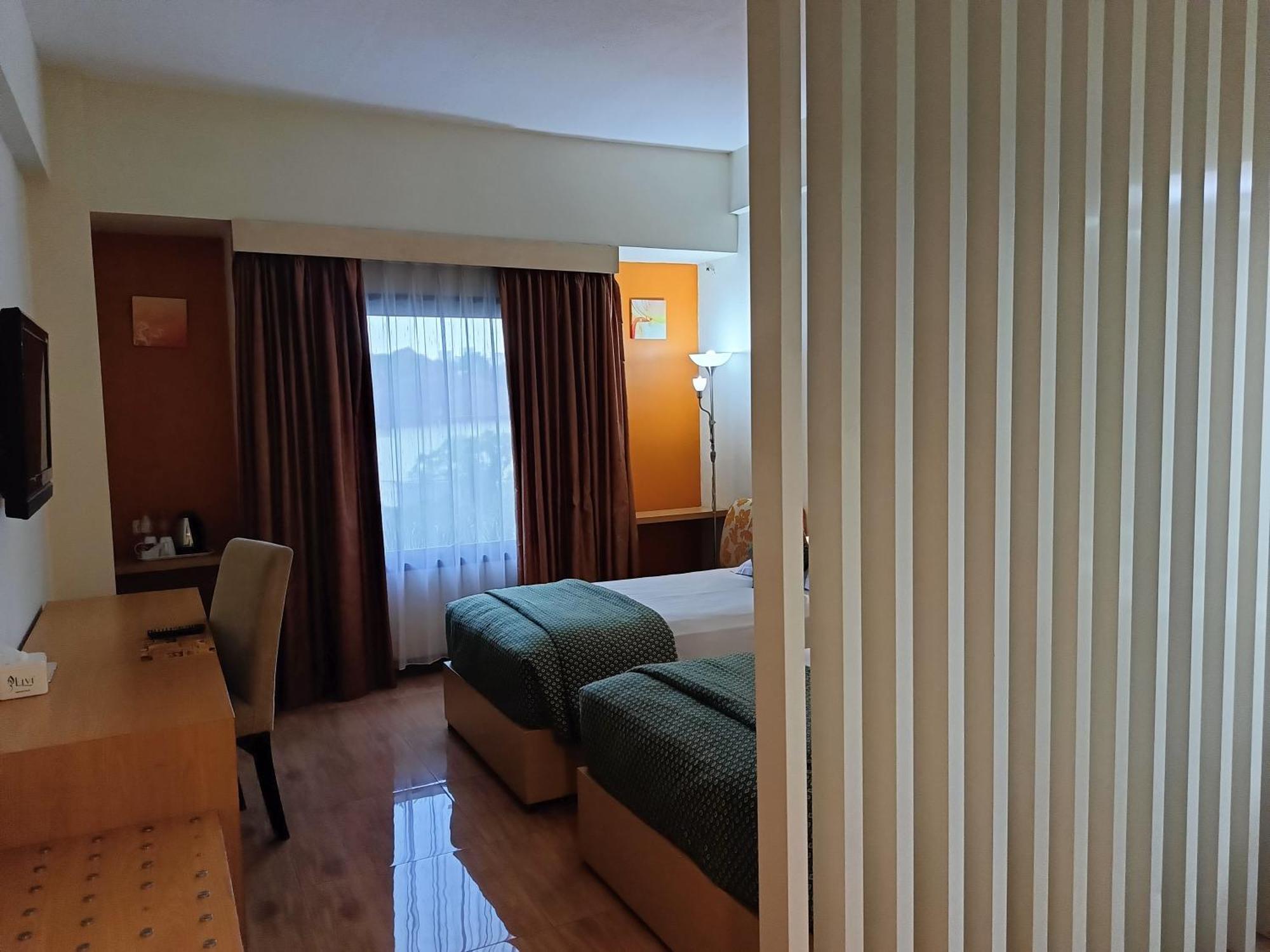Lux Tychi Hotel Malang Exterior foto