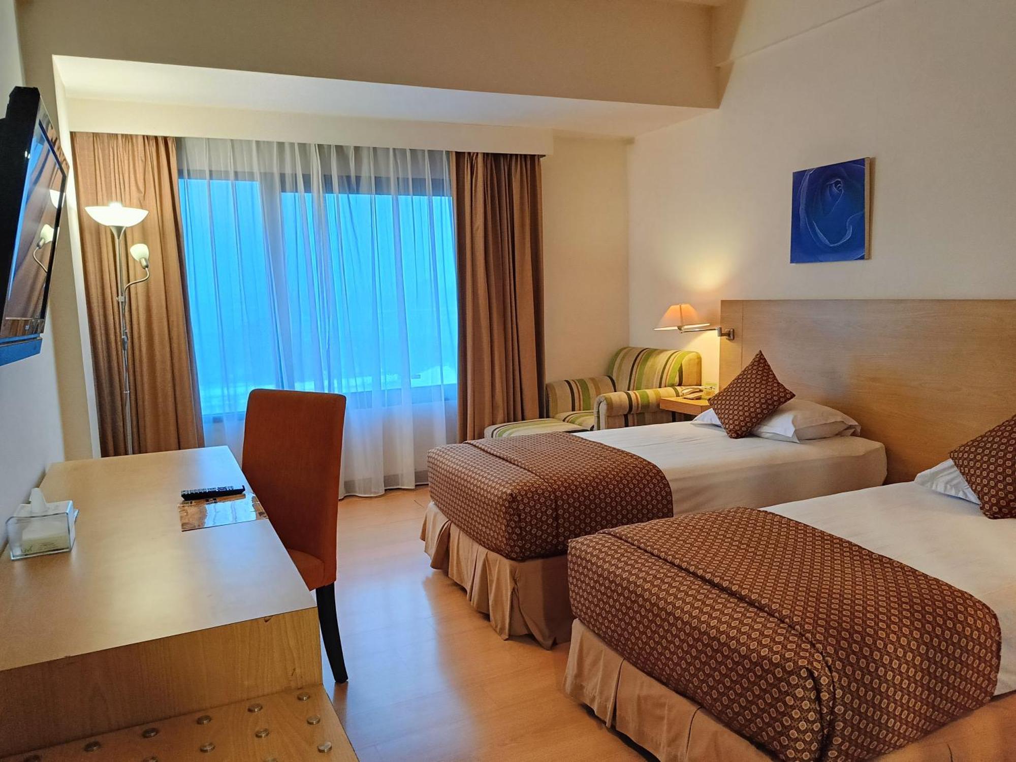 Lux Tychi Hotel Malang Exterior foto