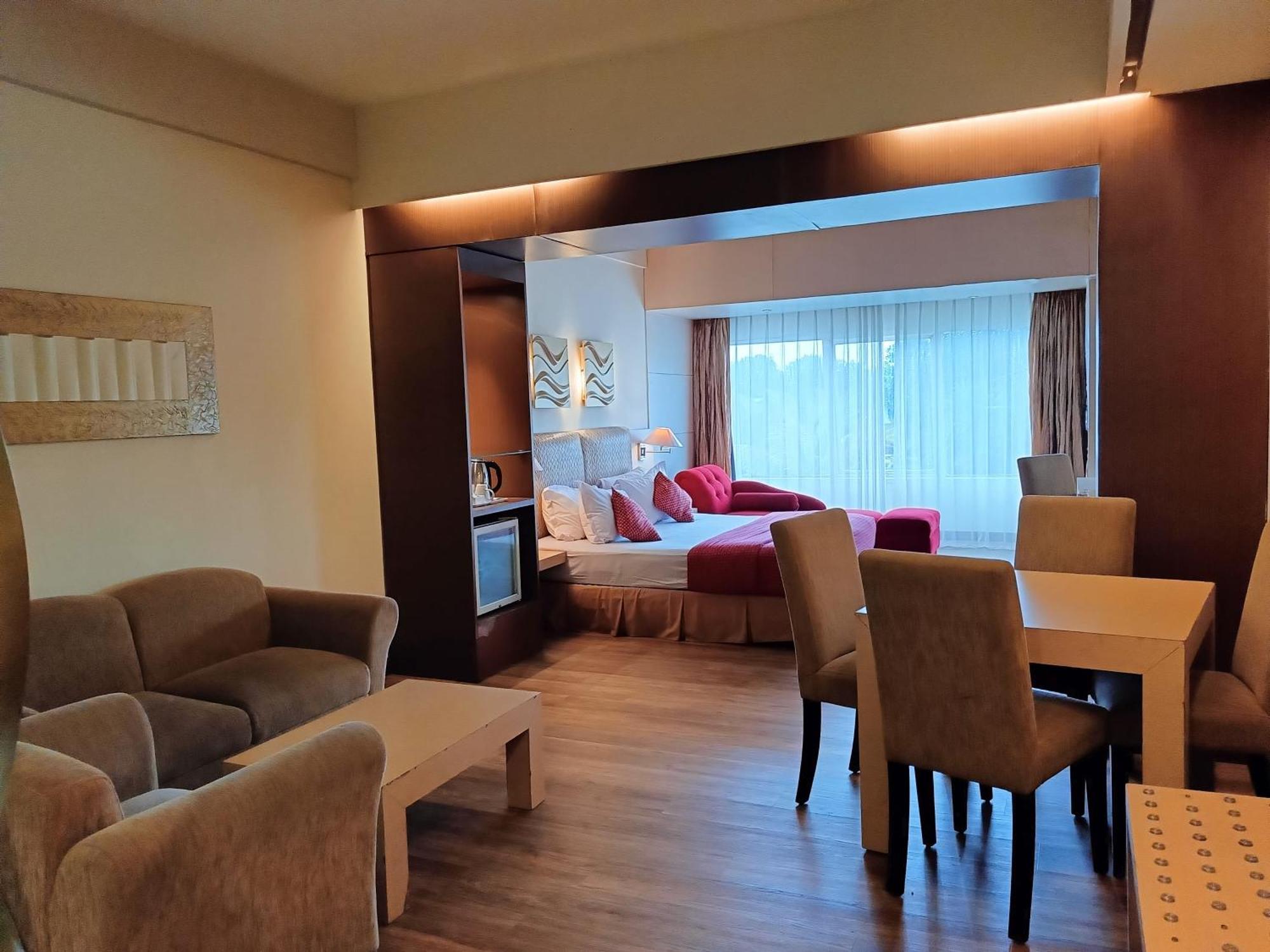 Lux Tychi Hotel Malang Exterior foto