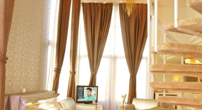 Lux Tychi Hotel Malang Exterior foto