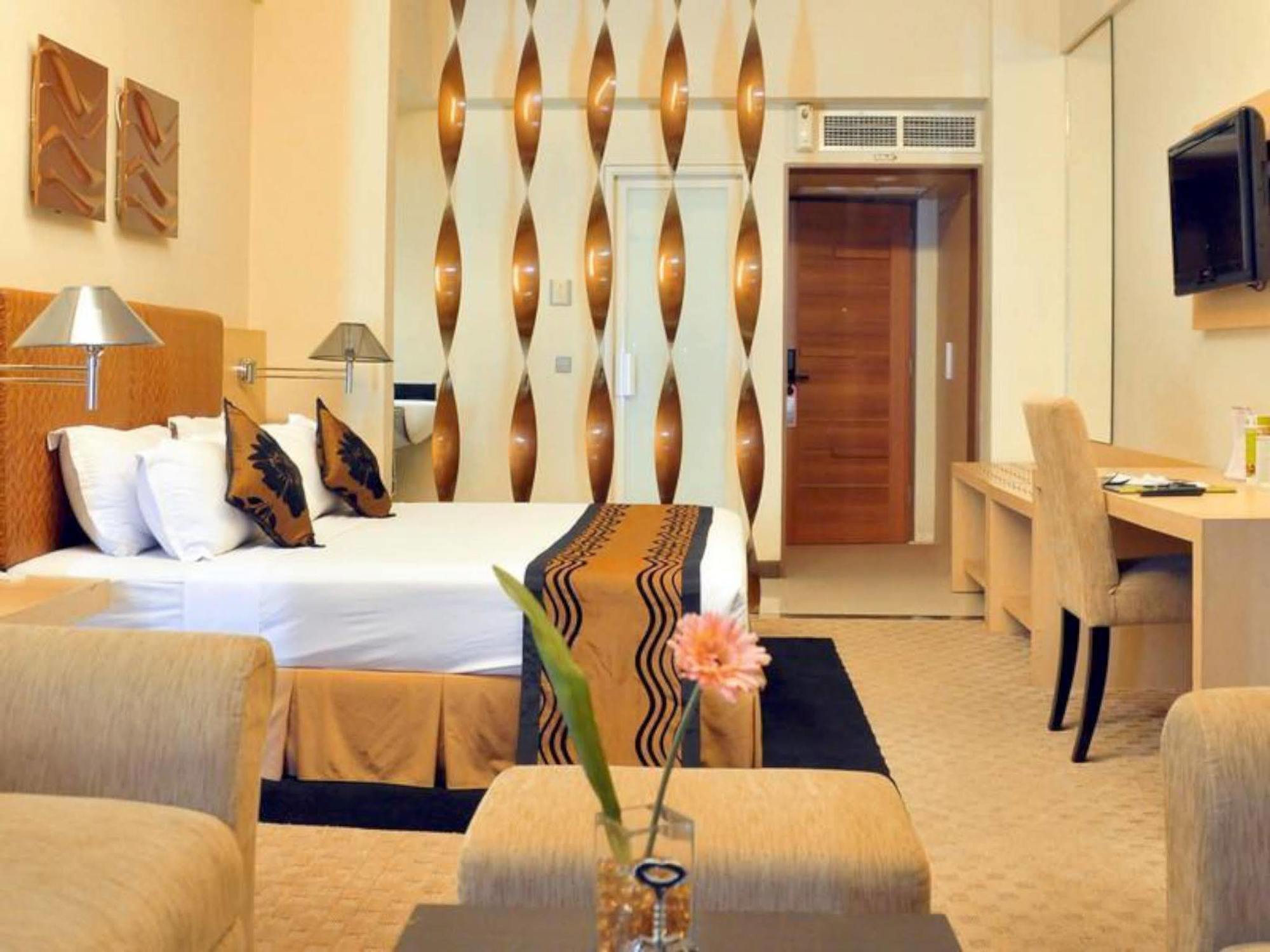 Lux Tychi Hotel Malang Exterior foto