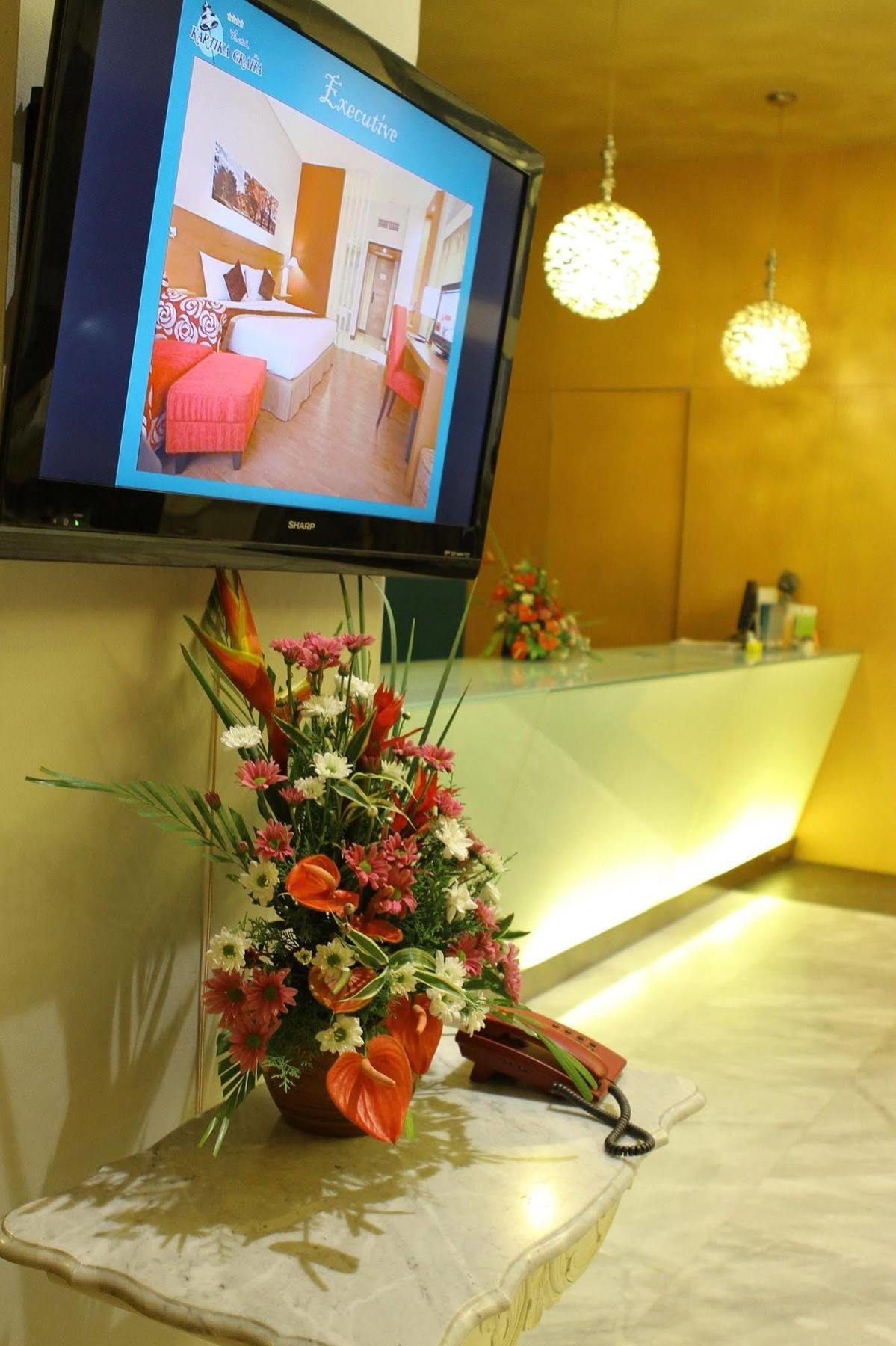 Lux Tychi Hotel Malang Exterior foto