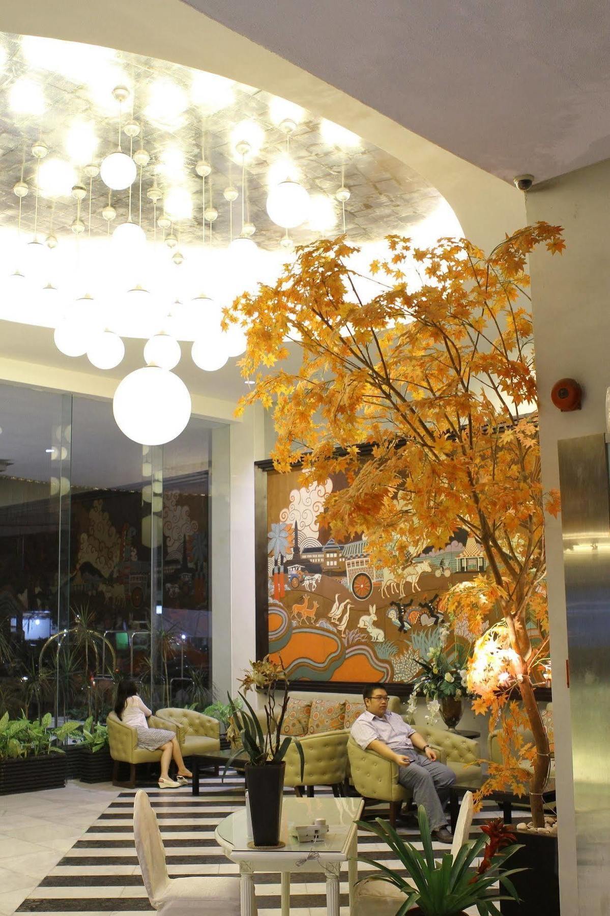 Lux Tychi Hotel Malang Exterior foto
